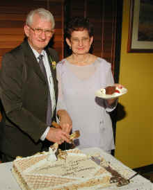 Wes & Joyce Cut Cake sml.jpg (213277 bytes)